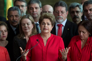  Rousseff dijo que los senadores “decidieron hoy romper la Constitución”. (AP)