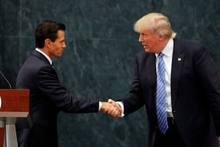 Tras la reunión, Peña Nieto y Trump se dirigen a la prensa. (AP)