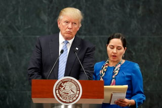 El candidato republicano escucha a una intérprete durante su discurso junto al mandatario Enrique Peña Nieto. (AP)