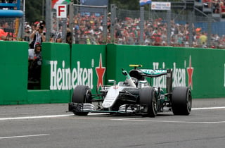 Rosberg gana en Monza gracias a una mala salida de Hamilton, que fue segundo. 