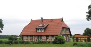 Granja en el campo de Friesland, Alemania.