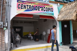 El Centro de Acopio se encuentra en la calle Ramón Corona entre Matamoros y Allende, frente a una de las fuentes de la Plaza Mayor. (FERNANDO COMPEÁN)
