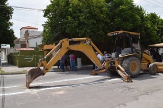Arranque. La alcaldesa Leticia Herrera, encabezó el inicio de la sustitución del drenaje en la calle Justo Sierra. (EL SIGLO DE TORREÓN)