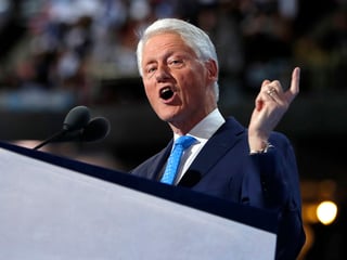 Bill Clinton dijo que uno 'no puede ser el líder de un país, viajar a otro, ser lindo con la gente y volver a casa para atacar a quienes te recibieron sólo para recibir un beneficio político'. (ARCHIVO)