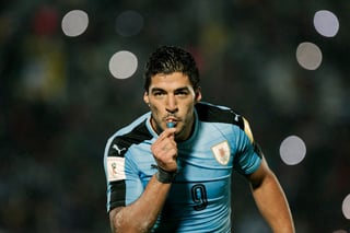 Suárez, a quien la defensa paraguaya jamás pudo controlar, fue la gran figura del espectáculo. (AP)