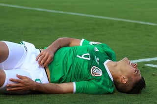 Raúl Jiménez se lesionó en el partido eliminatorio ante El Salvador. No se sabe cuándo regresará a la cancha. (Archivo)