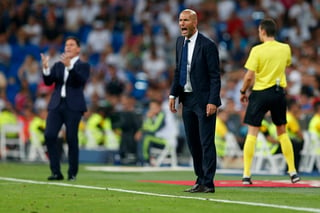 Zinedine Zidane, director técnico del Real Madrid, está muy molesto con la sanción que recibió el Real Madrid. (EFE)