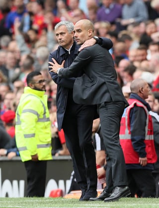 José Mourinho y Josep Guardiola se abrazaron antes del comienzo del encuentro. (AP)
