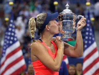 Angelique Kerber derrotó 6-3, 4-6, 6-4 a Karolina Pliskova para conseguir su primer título del US Open; es el segundo trofeo de un Grand Slam que conquista la tenista alemana. (AP)