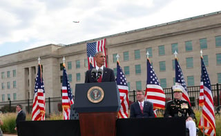 En un acto conmemorativo en el Pentágono, uno de los tres lugares que sufrieron ataques terroristas aquel día hace hoy 15 años, Obama subrayó que 'la mejor manera' de homenajear a quienes perecieron entonces, es 'continuar siendo' los mismos como nación. (EFE)

