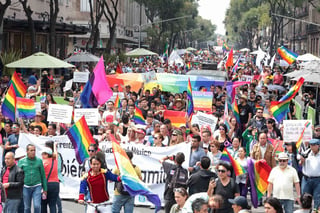 La comunidad LGBT se movilizó hoy a la Catedral Metropolitana en contra de Norberto Rivera por las marchas de ayer en contra de las bodas gay. (EL UNIVERSAL) 