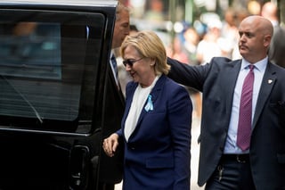 Clinton ha sido puesta bajo tratamiento antibiótico y se le ha aconsejado descanso, por lo que tendrá que modificar su calendario de campaña. (AP) 