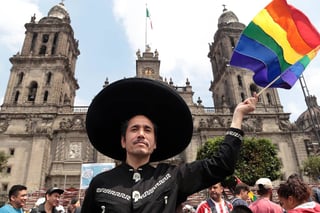 Protestan. Los integrantes de la comunidad LGBTTTI se manifestaron enfrente de la Catedral Metropolitana.