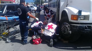 La mujer fue atendida por paramédicos de Cruz Roja y fue trasladada a un hospital donde reportan su estado de salud como delicado. (ESPECIAL)