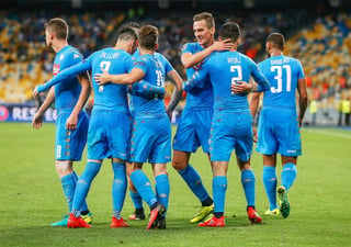 
El conjunto napolitano empezó el partido con un poco de timidez ante un Dinamo Kiev que, liderado por el talento ucraniano Andriy Yarmolenko, apretó con insistencia en los primeros minutos.