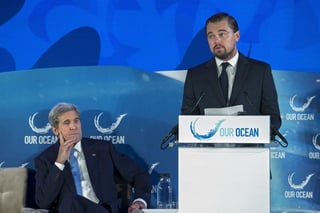 Durante la presentación del artista, el secretario Kerry bromeó sobre las aventuras oceánicas de DiCaprio, quien estelarizó “Titanic”, una de las cintas más taquilleras de todos los tiempos. (EFE)