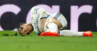 El galés Gareth Bale recibió un fuerte golpe en la cadera en el duelo ante Sporting de Lisboa y no pudo finalizar el partido. (AP)