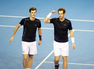 Andy Murray y su hermano Jamie ganaron el punto de dobles. (AP)