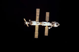 La nave Soyuz-MS, una versión modernizada de la Soyuz-TMA, se desarrolló para llevar a bordo tripulaciones de hasta tres personas y carga a la EEI. (ARCHIVO)