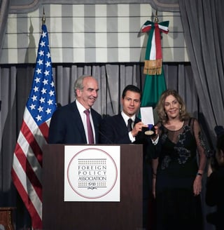 El Premio al Estadista le fue otorgado al mandatario por los cambios estructurales que permitieron estimular la relación económica México-Estados Unidos de América. (TWITTER)