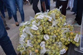 Donativo. Un total de 44 toneladas de manzana se entregará en colonias y comunidades  rurales. (MA. ELENA HOLGUÍN)