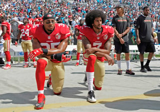 El ‘quarterback’ ha decidido protestar poniéndose de rodillas durante la interpretación del himno nacional antes de
los partidos de su equipo. (AP)