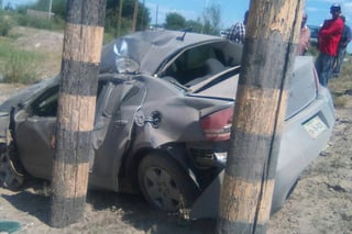 Accidente. El conductor del auto, perdió el control y derrapó, para luego salirse de la carretera e impactarse en unos postes.