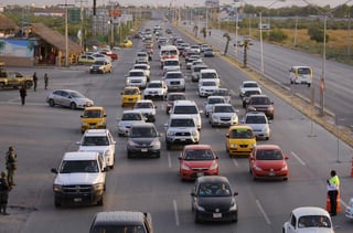 En Torreón se calcula que la mitad de los viajes diarios se realiza en auto, 19 % a pie, 30 % en transporte público y 2 % en bicicleta. (ARCHIVO)