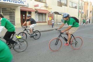 En este desafío, participaron miembros del colectivo y de la ciudadanía en general quienes se trasladaron a bordo de bicicletas, de taxis y de automóviles. (RAMÓN SOTOMAYOR)