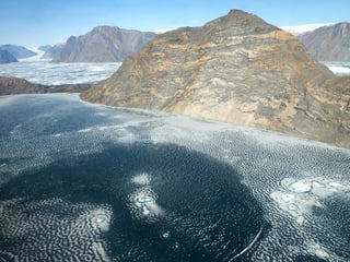 Las mayores discrepancias entre las anteriores y las actuales mediciones se detectaron en el noroeste y el sureste de Groenlandia. (ARCHIVO)