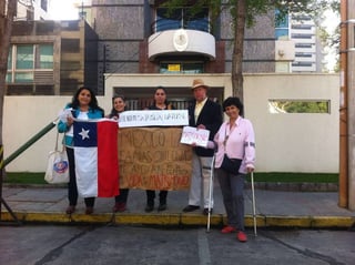 Apoyados. Personal de la embajada de Mexico recibió una carta de apoyo desde Chile de varios grupos que defienden a la familia.