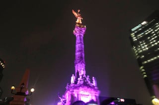 El Ángel de la Independencia se iluminó de colores.