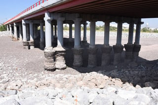Estudios. Los puentes federales ubicados sobre el lecho del río Nazas, serán revisados por Conagua y SCT. La próxima semana. (Fernando Compeán)