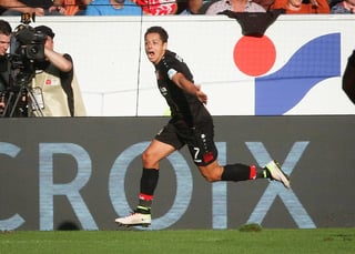 Javier 'Chicharito' Hernández anotó un triplete ayer en el triunfo del Bayer Leverkusen. (Fotografía de EFE)