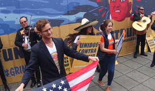 Con mariachis.  Un grupo de jóvenes estadounidenses y mexicanos participó en una manifestación de repudio a Trump.