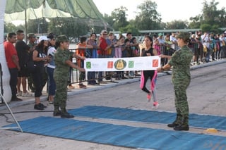 Participación. Mil corredores, entre hombres y mujeres, participaron en el maratón realizado por la Sedena. (EL SIGLO DE TORREÓN)
