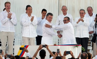 El acuerdo es fruto de casi cuatro años de diálogos entre el Gobierno y las FARC en La Habana y fue sellado en Cartagena de Indias ante más de 2,500 invitados. (AP)