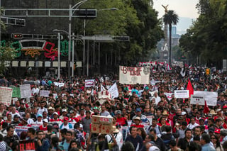 Protestas. Miles de personas volvieron a salir a las calles para marchar por los 43 estudiantes desaparecidos de Ayotzinapa. (EL UNIVERSAL) 