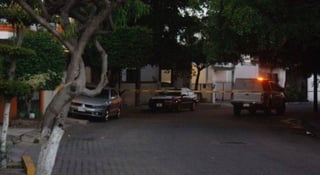 Indagan. Fueron localizados los cuerpos de seis personas en la calle María Cabanillas, en la colonia López Mateo de Mazatlán. (EL DEBATE)