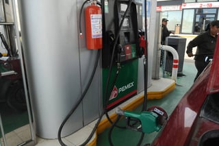 Situación. Pemex aseguró que no hay desabasto, pero sí se ha solicitado a las gasolineras foráneas cargar en Mazatlán. (ARCHIVO)