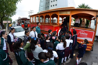 Recorridos. Alumnos de las dos escuelas recorrieron en tranvía la zona conurbada. (EL SIGLO DE TORREÓN)