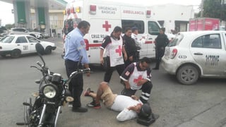 Accidente. Motociclista fue auxiliado por paramédicos de Cruz Roja. 