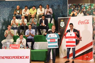 Héctor Adomaitis y Oswaldo Sánchez posan con las playeras que se usarán en The Pro Experience, hoy en el partido con el que culminará este reality. (Jesús Galindo)