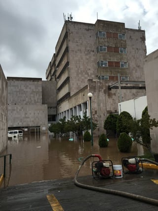 Trabajo. El desfogue de las zonas inundadas del Hospital General de Zona No. 1, se mantuvo durante varias horas.
(EL SIGLO DE TORREÓN)
