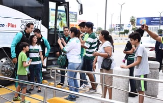 El capitán Carlos Izquierdoz y algunos jugadores más repartieron autógrafos ayer, antes de partir a la ciudad de Querétaro. (JESÚS GALINDO) 