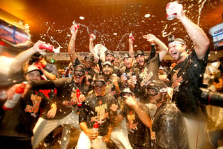 Los jugadores de Gigantes celebran tras obtener el segundo comodín de la Liga Nacional. San Francisco se enfrentará el miércoles ante los Mets de Nueva York. (Fotografía de AP)