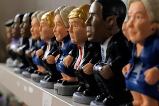 Una compañía catalana que fabrica miniaturas de cerámica para pesebres navideños ha creado versiones especiales de los candidatos presidenciales estadounidenses. (AP)