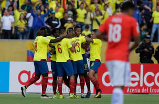 Ecuador controló el juego mediante la posesión del balón, ejerciendo presión desde tres cuartos de cancha, con Valencia incansable, lanzando centros sobre el área rival y creando jugadas de riesgo. (AP)