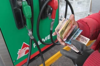 
Anticipó precios todavía más caros, que superen 16 pesos por litro en el caso de gasolina con más octanos, si se elimina o se mantiene el estímulo al Impuesto Especial sobre Producción y Servicios (IEPS), de 50 centavos en la Magna y de 60 en la Premium, durante el siguiente año.