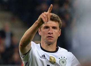 Los alemanes ganaron el primer pulso del partido al desbaratar el planteamiento checo consistente en marcar la salida del contrario. (EFE)
